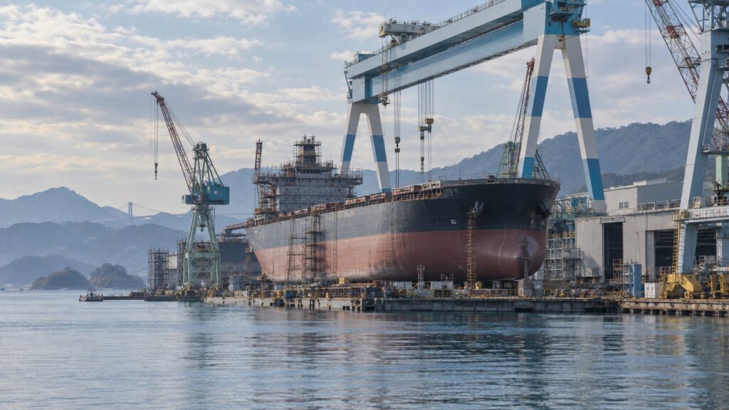 瀬戸内海沿岸の造船所で建造中の大型貨物船
