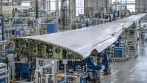 航空機工場で組み立てられる大型主翼