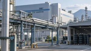 化学プラントの配管と樹脂成形工場、タイヤが並ぶ倉庫