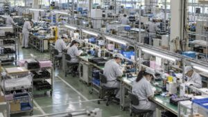 組立ラインで作業するさまざまな年代の工場従業員