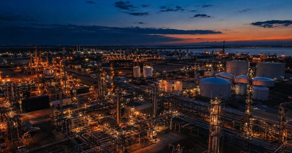 プラント業界の全体像を示す夜明け前の製油所の外観