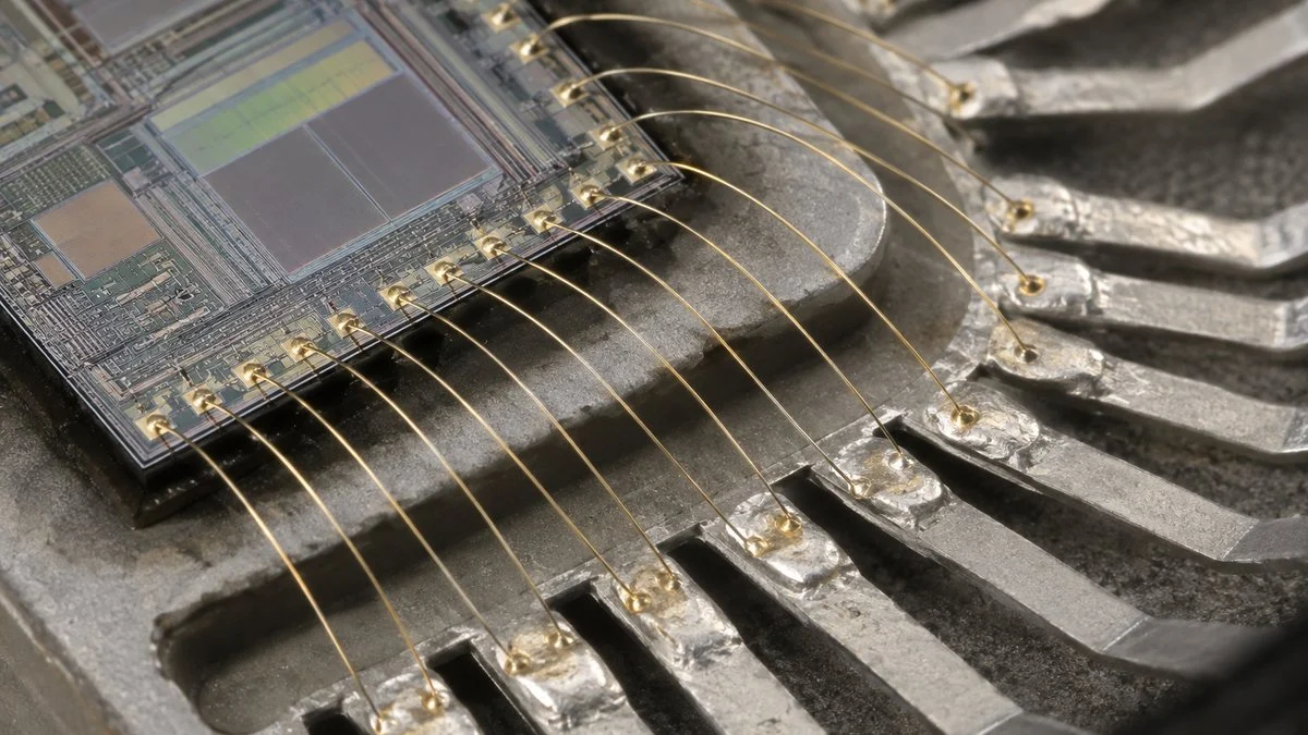 半導体チップの電極とリードを結ぶ金ワイヤの接写