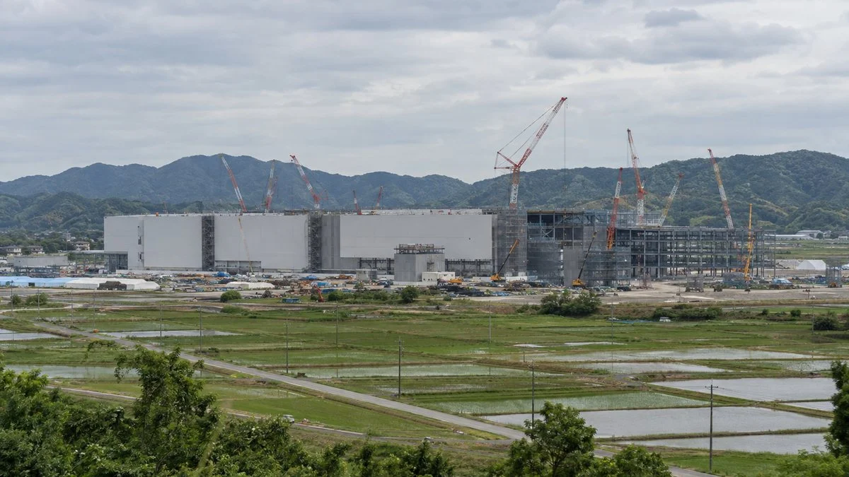 田園地帯に建設中の大型半導体工場とクレーン群