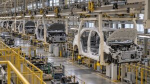 組立途中の車体が並ぶ自動車工場の最終組立ライン