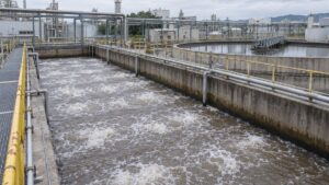 化学工場の排水処理設備で泡立つ活性汚泥の反応槽