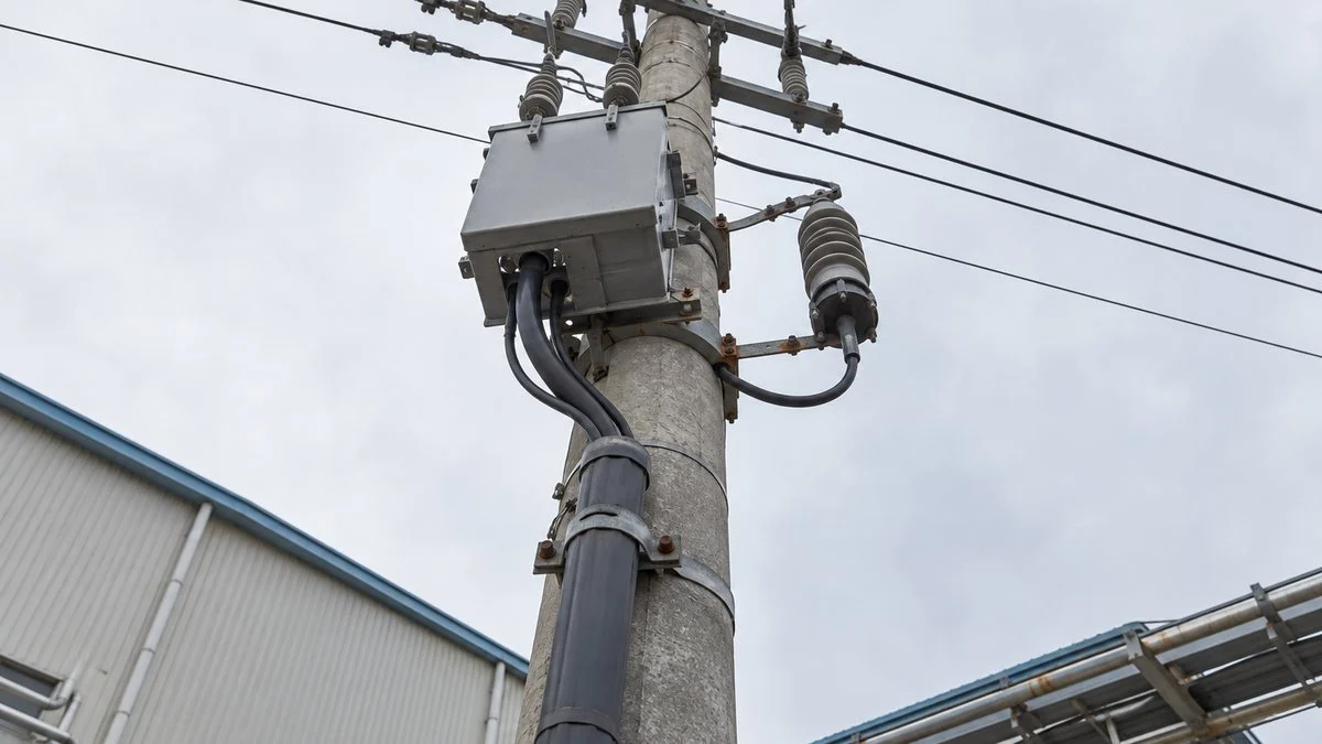 構内の電柱に取り付けられた区分開閉器と引込ケーブル