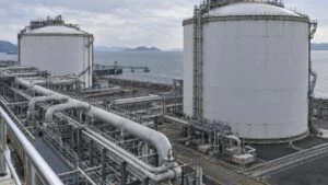 沿岸のガス受入基地に並ぶ貯蔵タンク