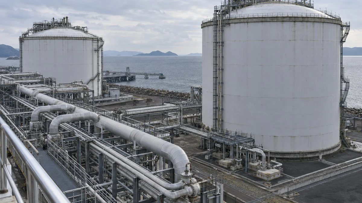 沿岸のガス受入基地に並ぶ貯蔵タンク