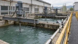 撹拌機が並ぶ工場の排水処理設備の反応槽