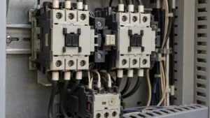 制御盤内で2台の電磁接触器が並んだ正逆転ユニットとサーマルリレー