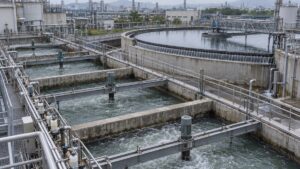 化学工場の排水処理設備の反応槽と円形の沈殿池