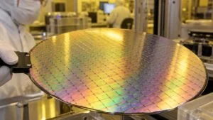 メモリのチップが並ぶ300mmシリコンウエハーの接写