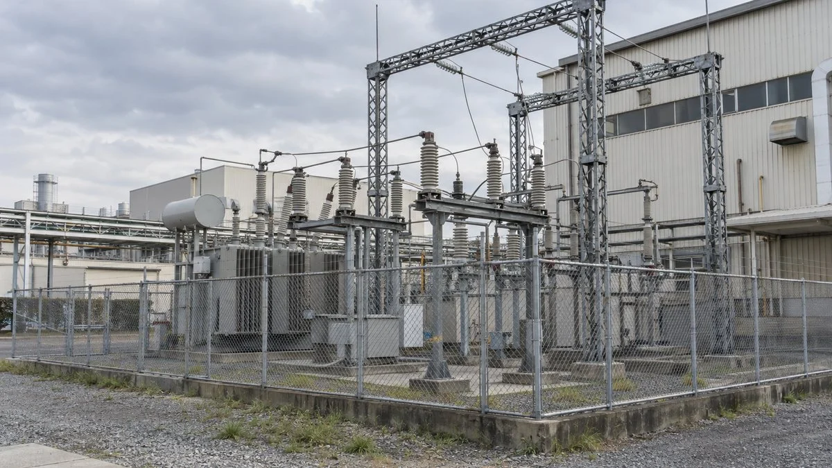 工場の隣にある屋外変電設備の碍子と架線