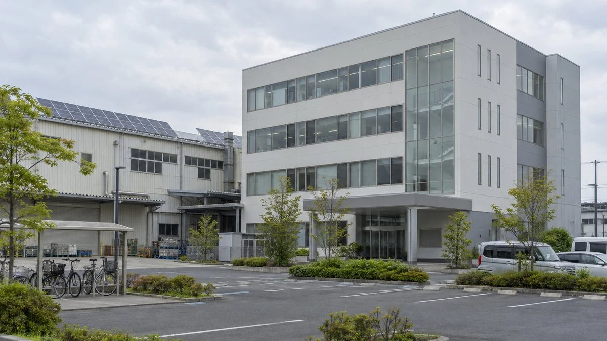 工場の隣に建つ4階建ての開発棟のイメージ