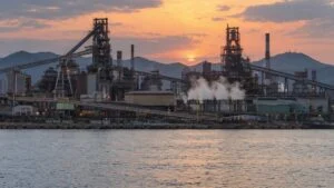 湾越しに見た臨海部の製鉄所と高炉