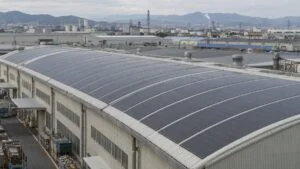 工場の金属屋根に敷かれたフィルム型太陽電池