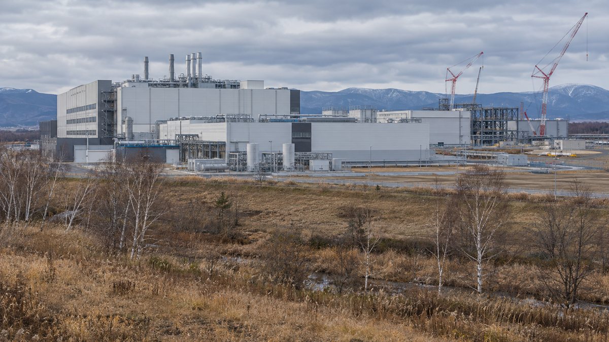北海道の平原に建つ半導体工場と隣接する建設中の区画