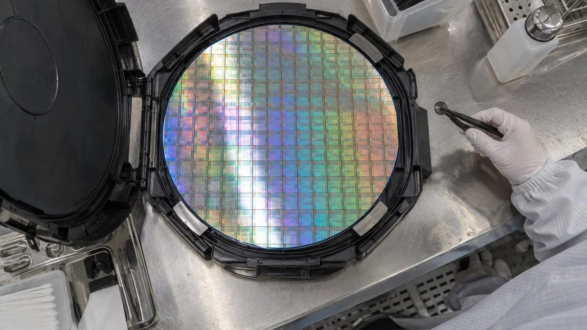 クリーンルームの作業台に置かれた300mmシリコンウエハー