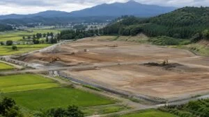 東北の田園と山並みに囲まれた造成中の工業団地