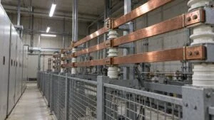 受変電室で碍子に支えられた三相の銅母線