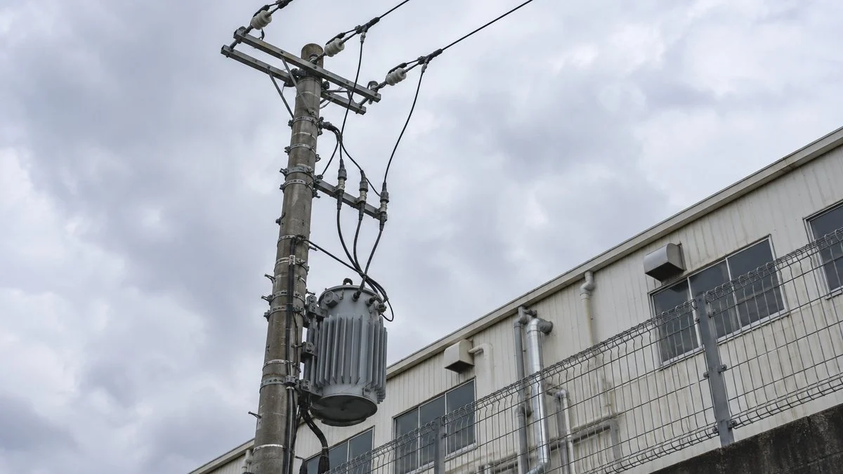 工場脇の電柱に張られた3本の高圧配電線