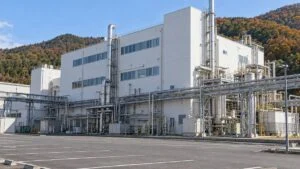 工業団地に建つ白い化学品製造棟の外観