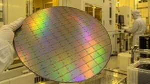 クリーンルームで手袋の手が持つ300mmシリコンウエハー